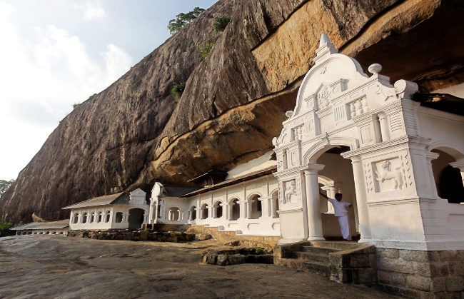 Dambulla - Cave Temple of Sri Lanka. - ExploreLanka